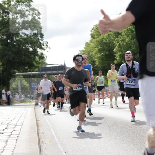 29.06.2025 - hella hamburg halbmarathon Jannik Wohlers http://msf.ph/oto/8153857 29.06.2025 10:15:59 Lombardsbrücke 1212, 1244, 1599, 2835, 3030, 3134, 3156, 3484, 3648, 4583, 4637, 5294, 6024, 7158, 7753, 8295, 8597, 8645, 8707, 8847, 9628, 9810, 9881, 10139, 10141, 10183, 10990, 11344, 11345, 11752, 12572, 13215, 13220, 13610, 13727, 13835, 14857, 15332, 15388, 15487, 16186, 16199, 16456, 16607, 16921, 17422, 17592, 17694, 17806, 17838, 17854, 17942, 18735 meine-sportfotos.de