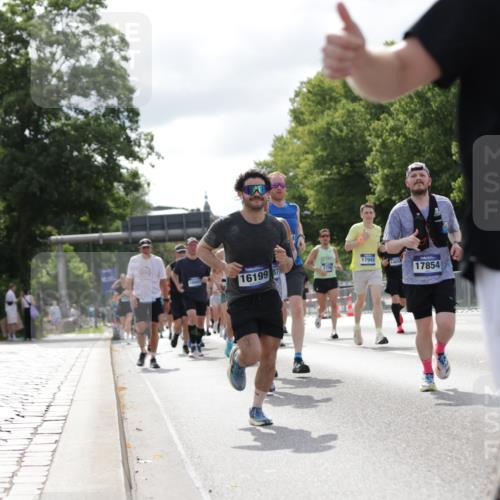 29.06.2025 - hella hamburg halbmarathon Jannik Wohlers http://msf.ph/oto/8153866 29.06.2025 10:15:59 Lombardsbrücke 1212, 1244, 1599, 2835, 3030, 3134, 3156, 3484, 3648, 4583, 4637, 5294, 6024, 7158, 7753, 8295, 8597, 8645, 8707, 8847, 9628, 9810, 9881, 10139, 10141, 10183, 10990, 11344, 11345, 11752, 12572, 13215, 13220, 13610, 13727, 13835, 14857, 15332, 15388, 15487, 16186, 16199, 16456, 16607, 16921, 17422, 17592, 17694, 17806, 17838, 17854, 17942, 18735 meine-sportfotos.de
