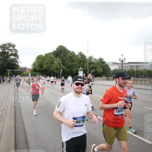29.06.2025 - hella hamburg halbmarathon Jannik Wohlers http://msf.ph/oto/8153877 29.06.2025 10:53:13 Lombardsbrücke 1340, 1709, 1984, 2429, 3226, 4595, 4801, 5562, 5815, 5856, 5857, 6041, 6044, 6273, 6306, 6913, 6996, 7039, 7068, 7537, 7611, 7876, 7890, 8189, 9077, 9456, 9531, 9685, 9771, 9785, 11489, 11493, 11914, 12068, 12082, 12259, 12280, 12459, 13072, 13316, 13351, 14065, 14927, 15118, 15290, 15292, 15498, 15804, 15821, 15822, 16979, 17236, 17709, 18057, 18059, 18079, 18083, 18144, 18523, 18532, 18593, 18609, 18902 meine-sportfotos.de