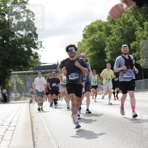 29.06.2025 - hella hamburg halbmarathon Jannik Wohlers http://msf.ph/oto/8153882 29.06.2025 10:15:59 Lombardsbrücke 1212, 1244, 1599, 2835, 3030, 3134, 3156, 3484, 3648, 4583, 4637, 5294, 6024, 7158, 7753, 8295, 8597, 8645, 8707, 8847, 9628, 9810, 9881, 10139, 10141, 10183, 10990, 11344, 11345, 11752, 12572, 13215, 13220, 13610, 13727, 13835, 14857, 15332, 15388, 15487, 16186, 16199, 16456, 16607, 16921, 17422, 17592, 17694, 17806, 17838, 17854, 17942, 18735 meine-sportfotos.de