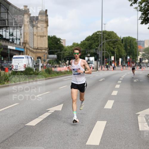 29.06.2025 - hella hamburg halbmarathon Yannick Fuchs http://msf.ph/oto/8153917 29.06.2025 10:11:22 20KM 45, 12673 meine-sportfotos.de