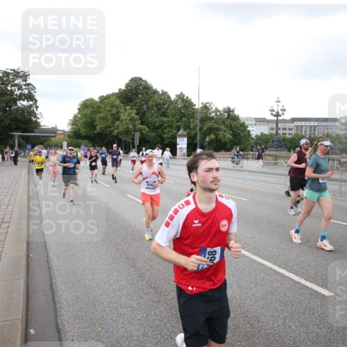 29.06.2025 - hella hamburg halbmarathon Jannik Wohlers http://msf.ph/oto/8153969 29.06.2025 10:53:16 Lombardsbrücke 1709, 1753, 1984, 2429, 3055, 4595, 4801, 5562, 5856, 5857, 6039, 6041, 6044, 6273, 6306, 6913, 6996, 7039, 7537, 7611, 7890, 9077, 9456, 9531, 9771, 9785, 11489, 11493, 11914, 12068, 12082, 12259, 12280, 12459, 13072, 13316, 13351, 14799, 14927, 15047, 15118, 15290, 15292, 15498, 15804, 15821, 15822, 16313, 16748, 16979, 17236, 17255, 17709, 18057, 18059, 18079, 18083, 18532, 18609, 18902 meine-sportfotos.de