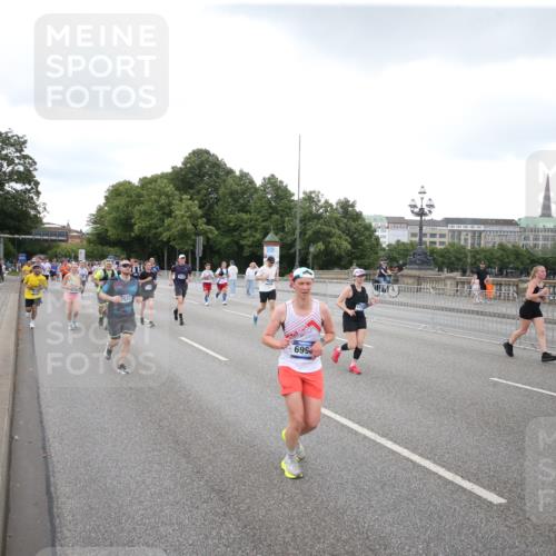 29.06.2025 - hella hamburg halbmarathon Jannik Wohlers http://msf.ph/oto/8153979 29.06.2025 10:53:16 Lombardsbrücke 1709, 1753, 1984, 2429, 3055, 4595, 4801, 5562, 5856, 5857, 6039, 6041, 6044, 6273, 6306, 6913, 6996, 7039, 7537, 7611, 7890, 9077, 9456, 9531, 9771, 9785, 11489, 11493, 11914, 12068, 12082, 12259, 12280, 12459, 13072, 13316, 13351, 14799, 14927, 15047, 15118, 15290, 15292, 15498, 15804, 15821, 15822, 16313, 16748, 16979, 17236, 17255, 17709, 18057, 18059, 18079, 18083, 18532, 18609, 18902 meine-sportfotos.de