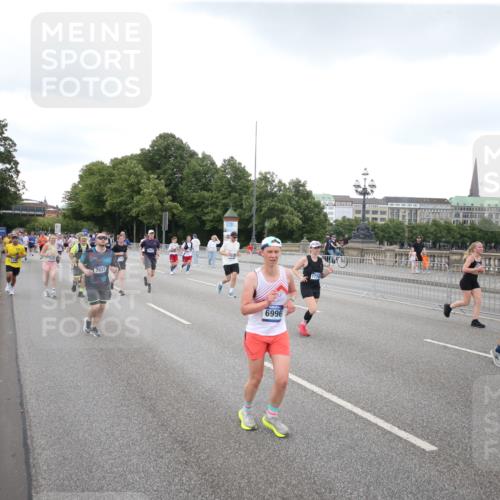 29.06.2025 - hella hamburg halbmarathon Jannik Wohlers http://msf.ph/oto/8153987 29.06.2025 10:53:16 Lombardsbrücke 1709, 1753, 1984, 2429, 3055, 4595, 4801, 5562, 5856, 5857, 6039, 6041, 6044, 6273, 6306, 6913, 6996, 7039, 7537, 7611, 7890, 9077, 9456, 9531, 9771, 9785, 11489, 11493, 11914, 12068, 12082, 12259, 12280, 12459, 13072, 13316, 13351, 14799, 14927, 15047, 15118, 15290, 15292, 15498, 15804, 15821, 15822, 16313, 16748, 16979, 17236, 17255, 17709, 18057, 18059, 18079, 18083, 18532, 18609, 18902 meine-sportfotos.de