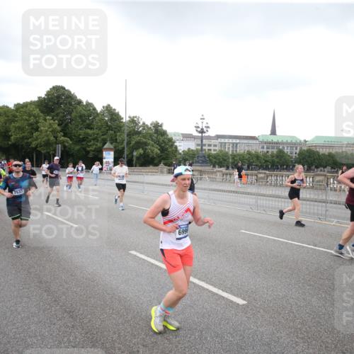 29.06.2025 - hella hamburg halbmarathon Jannik Wohlers http://msf.ph/oto/8154032 29.06.2025 10:53:17 Lombardsbrücke 1709, 1753, 1984, 2079, 2429, 3055, 4595, 4801, 5430, 5562, 5856, 5857, 6039, 6041, 6044, 6273, 6306, 6913, 6996, 7039, 7537, 7611, 7890, 9077, 9456, 9531, 9771, 9785, 11489, 11493, 12068, 12082, 12259, 12280, 12459, 13072, 13316, 13351, 14799, 14927, 15047, 15118, 15290, 15292, 15498, 15804, 15821, 15822, 16313, 16748, 16979, 17236, 17255, 17709, 18057, 18059, 18079, 18083, 18532, 18609, 18902 meine-sportfotos.de