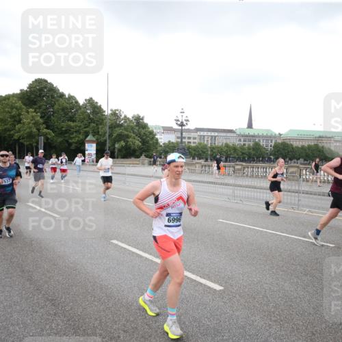 29.06.2025 - hella hamburg halbmarathon Jannik Wohlers http://msf.ph/oto/8154044 29.06.2025 10:53:17 Lombardsbrücke 1709, 1753, 1984, 2079, 2429, 3055, 4595, 4801, 5430, 5562, 5856, 5857, 6039, 6041, 6044, 6273, 6306, 6913, 6996, 7039, 7537, 7611, 7890, 9077, 9456, 9531, 9771, 9785, 11489, 11493, 12068, 12082, 12259, 12280, 12459, 13072, 13316, 13351, 14799, 14927, 15047, 15118, 15290, 15292, 15498, 15804, 15821, 15822, 16313, 16748, 16979, 17236, 17255, 17709, 18057, 18059, 18079, 18083, 18532, 18609, 18902 meine-sportfotos.de