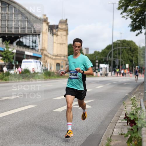29.06.2025 - hella hamburg halbmarathon Yannick Fuchs http://msf.ph/oto/8154061 29.06.2025 10:12:10 20KM 3944, 11409, 11864 meine-sportfotos.de