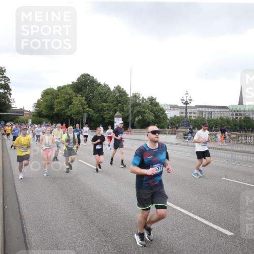 29.06.2025 - hella hamburg halbmarathon Jannik Wohlers http://msf.ph/oto/8154086 29.06.2025 10:53:18 Lombardsbrücke 1709, 1753, 1984, 2079, 2429, 3055, 4595, 4801, 5430, 5562, 5856, 5857, 6039, 6273, 6306, 6913, 6996, 7039, 7537, 7611, 7890, 9077, 9456, 9531, 9771, 9785, 11489, 11493, 12068, 12082, 12259, 12459, 13072, 13316, 13351, 14799, 14927, 15047, 15118, 15191, 15290, 15292, 15498, 15804, 15821, 15822, 16313, 16748, 16979, 17236, 17255, 17709, 18057, 18059, 18079, 18083, 18532, 18609, 18902 meine-sportfotos.de