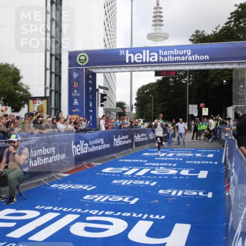 29.06.2025 - hella hamburg halbmarathon Michael Strokosch http://msf.ph/oto/8154156 29.06.2025 10:01:12 Ziel 5 meine-sportfotos.de