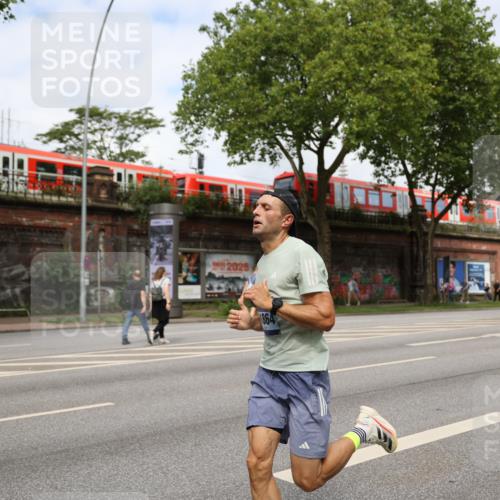 29.06.2025 - hella hamburg halbmarathon Yannick Fuchs http://msf.ph/oto/8154165 29.06.2025 10:12:33 20KM 11864, 16529 meine-sportfotos.de