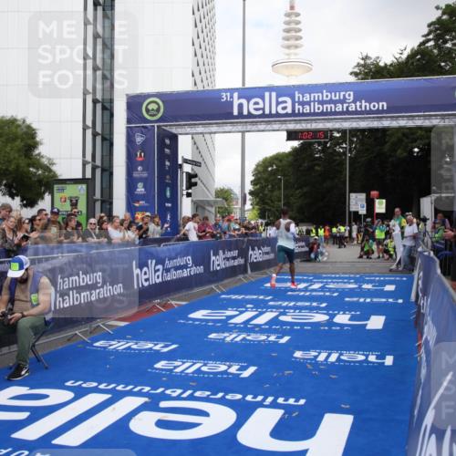 29.06.2025 - hella hamburg halbmarathon Michael Strokosch http://msf.ph/oto/8154209 29.06.2025 10:02:19 Ziel 11 meine-sportfotos.de