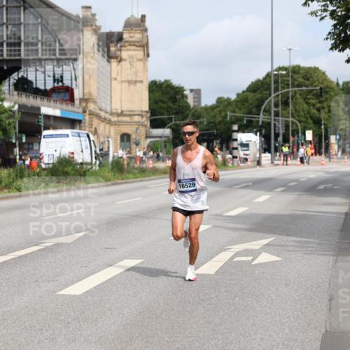 29.06.2025 - hella hamburg halbmarathon Yannick Fuchs http://msf.ph/oto/8154214 29.06.2025 10:12:51 20KM 4116, 16529, 18694 meine-sportfotos.de