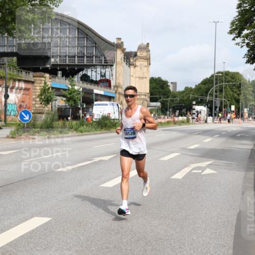 29.06.2025 - hella hamburg halbmarathon Yannick Fuchs http://msf.ph/oto/8154233 29.06.2025 10:12:52 20KM 4116, 16529, 18694 meine-sportfotos.de