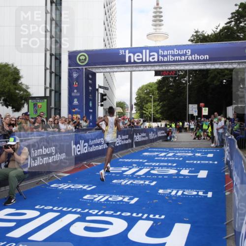 29.06.2025 - hella hamburg halbmarathon Michael Strokosch http://msf.ph/oto/8154252 29.06.2025 10:02:25 Ziel 2, 25 meine-sportfotos.de