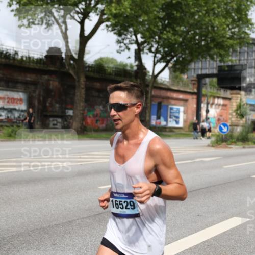 29.06.2025 - hella hamburg halbmarathon Yannick Fuchs http://msf.ph/oto/8154259 29.06.2025 10:12:53 20KM 4116, 16529, 18694 meine-sportfotos.de