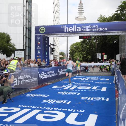 29.06.2025 - hella hamburg halbmarathon Michael Strokosch http://msf.ph/oto/8154269 29.06.2025 10:02:31 Ziel 2, 22 meine-sportfotos.de