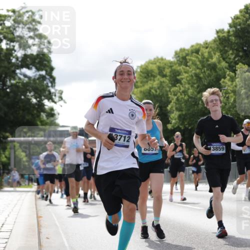 29.06.2025 - hella hamburg halbmarathon Jannik Wohlers http://msf.ph/oto/8154309 29.06.2025 10:16:12 Lombardsbrücke 1244, 1825, 2347, 2912, 3030, 3156, 3176, 3484, 3687, 4478, 5036, 5037, 6024, 6488, 7158, 7358, 8295, 8317, 8707, 8847, 8857, 9332, 9492, 9664, 9676, 9810, 10076, 10232, 10575, 11236, 11335, 11428, 11442, 11752, 12230, 12417, 12872, 12911, 13114, 13220, 13712, 13727, 13835, 13859, 14219, 14857, 15658, 15861, 16098, 16100, 16186, 16199, 16376, 16456, 16607, 16740, 16856, 17422, 17604, 17694, 17838, 17845, 17854, 17857, 17942 meine-sportfotos.de