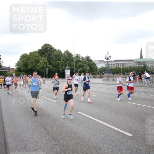 29.06.2025 - hella hamburg halbmarathon Jannik Wohlers http://msf.ph/oto/8154311 29.06.2025 10:53:23 Lombardsbrücke 1017, 1687, 1744, 1753, 2079, 3055, 4801, 5430, 5856, 5857, 5964, 6039, 6192, 6273, 6306, 6913, 6996, 7039, 7537, 7614, 7890, 8924, 9503, 9531, 9572, 9771, 11390, 11472, 11493, 12283, 13316, 13350, 14665, 14799, 14927, 15047, 15118, 15191, 15290, 15292, 15804, 15821, 15822, 16313, 16748, 17255, 17309, 17709, 18059, 18083, 18365, 18902 meine-sportfotos.de