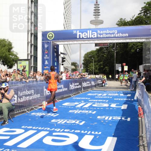 29.06.2025 - hella hamburg halbmarathon Michael Strokosch http://msf.ph/oto/8154314 29.06.2025 10:02:48 Ziel 10 meine-sportfotos.de