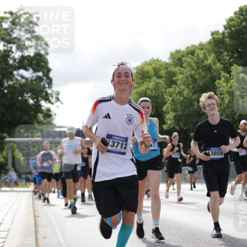 29.06.2025 - hella hamburg halbmarathon Jannik Wohlers http://msf.ph/oto/8154316 29.06.2025 10:16:12 Lombardsbrücke 1244, 1825, 2347, 2912, 3030, 3156, 3176, 3484, 3687, 4478, 5036, 5037, 6024, 6488, 7158, 7358, 8295, 8317, 8707, 8847, 8857, 9332, 9492, 9664, 9676, 9810, 10076, 10232, 10575, 11236, 11335, 11428, 11442, 11752, 12230, 12417, 12872, 12911, 13114, 13220, 13712, 13727, 13835, 13859, 14219, 14857, 15658, 15861, 16098, 16100, 16186, 16199, 16376, 16456, 16607, 16740, 16856, 17422, 17604, 17694, 17838, 17845, 17854, 17857, 17942 meine-sportfotos.de