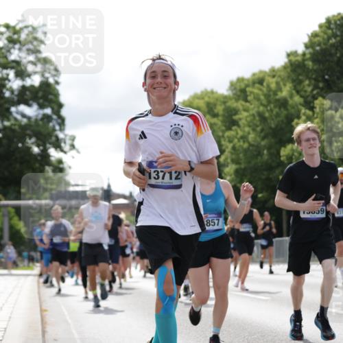 29.06.2025 - hella hamburg halbmarathon Jannik Wohlers http://msf.ph/oto/8154335 29.06.2025 10:16:12 Lombardsbrücke 1244, 1825, 2347, 2912, 3030, 3156, 3176, 3484, 3687, 4478, 5036, 5037, 6024, 6488, 7158, 7358, 8295, 8317, 8707, 8847, 8857, 9332, 9492, 9664, 9676, 9810, 10076, 10232, 10575, 11236, 11335, 11428, 11442, 11752, 12230, 12417, 12872, 12911, 13114, 13220, 13712, 13727, 13835, 13859, 14219, 14857, 15658, 15861, 16098, 16100, 16186, 16199, 16376, 16456, 16607, 16740, 16856, 17422, 17604, 17694, 17838, 17845, 17854, 17857, 17942 meine-sportfotos.de