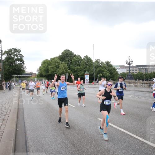 29.06.2025 - hella hamburg halbmarathon Jannik Wohlers http://msf.ph/oto/8154339 29.06.2025 10:53:23 Lombardsbrücke 1017, 1687, 1744, 1753, 2079, 3055, 4801, 5430, 5856, 5857, 5964, 6039, 6192, 6273, 6306, 6913, 6996, 7039, 7537, 7614, 7890, 8924, 9503, 9531, 9572, 9771, 11390, 11472, 11493, 12283, 13316, 13350, 14665, 14799, 14927, 15047, 15118, 15191, 15290, 15292, 15804, 15821, 15822, 16313, 16748, 17255, 17309, 17709, 18059, 18083, 18365, 18902 meine-sportfotos.de