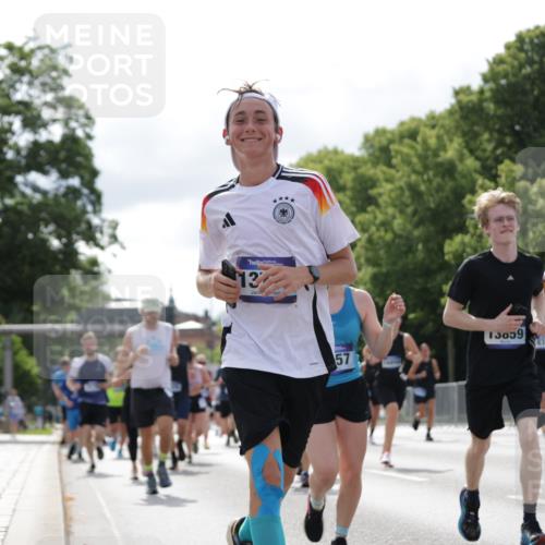 29.06.2025 - hella hamburg halbmarathon Jannik Wohlers http://msf.ph/oto/8154341 29.06.2025 10:16:12 Lombardsbrücke 1244, 1825, 2347, 2912, 3030, 3156, 3176, 3484, 3687, 4478, 5036, 5037, 6024, 6488, 7158, 7358, 8295, 8317, 8707, 8847, 8857, 9332, 9492, 9664, 9676, 9810, 10076, 10232, 10575, 11236, 11335, 11428, 11442, 11752, 12230, 12417, 12872, 12911, 13114, 13220, 13712, 13727, 13835, 13859, 14219, 14857, 15658, 15861, 16098, 16100, 16186, 16199, 16376, 16456, 16607, 16740, 16856, 17422, 17604, 17694, 17838, 17845, 17854, 17857, 17942 meine-sportfotos.de