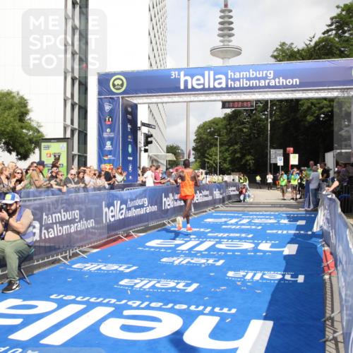 29.06.2025 - hella hamburg halbmarathon Michael Strokosch http://msf.ph/oto/8154342 29.06.2025 10:02:49 Ziel 10 meine-sportfotos.de