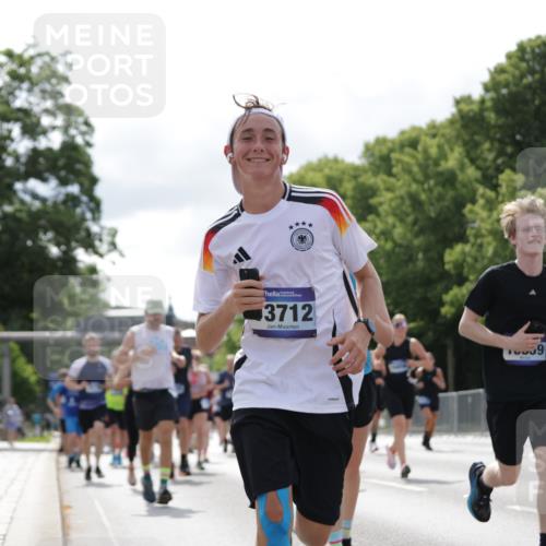 29.06.2025 - hella hamburg halbmarathon Jannik Wohlers http://msf.ph/oto/8154358 29.06.2025 10:16:12 Lombardsbrücke 1244, 1825, 2347, 2912, 3030, 3156, 3176, 3484, 3687, 4478, 5036, 5037, 6024, 6488, 7158, 7358, 8295, 8317, 8707, 8847, 8857, 9332, 9492, 9664, 9676, 9810, 10076, 10232, 10575, 11236, 11335, 11428, 11442, 11752, 12230, 12417, 12872, 12911, 13114, 13220, 13712, 13727, 13835, 13859, 14219, 14857, 15658, 15861, 16098, 16100, 16186, 16199, 16376, 16456, 16607, 16740, 16856, 17422, 17604, 17694, 17838, 17845, 17854, 17857, 17942 meine-sportfotos.de