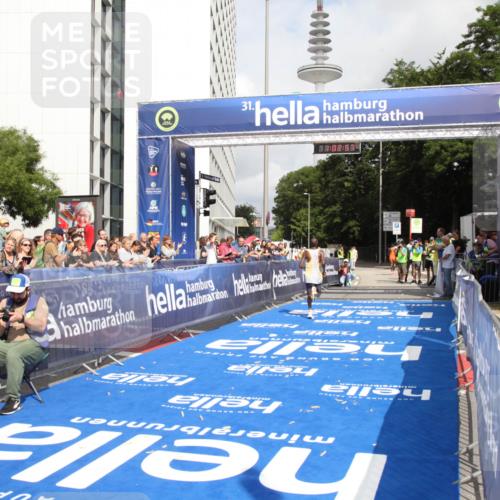 29.06.2025 - hella hamburg halbmarathon Michael Strokosch http://msf.ph/oto/8154410 29.06.2025 10:03:01 Ziel 7, 9 meine-sportfotos.de