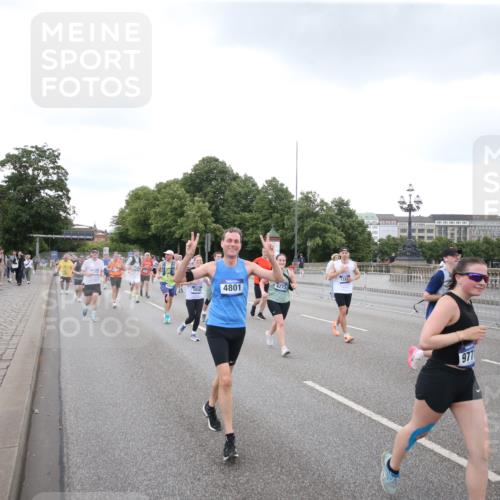29.06.2025 - hella hamburg halbmarathon Jannik Wohlers http://msf.ph/oto/8154413 29.06.2025 10:53:23 Lombardsbrücke 1017, 1687, 1744, 1753, 2079, 3055, 4801, 5430, 5856, 5857, 5964, 6039, 6192, 6273, 6306, 6913, 6996, 7039, 7537, 7614, 7890, 8924, 9503, 9531, 9572, 9771, 11390, 11472, 11493, 12283, 13316, 13350, 14665, 14799, 14927, 15047, 15118, 15191, 15290, 15292, 15804, 15821, 15822, 16313, 16748, 17255, 17309, 17709, 18059, 18083, 18365, 18902 meine-sportfotos.de