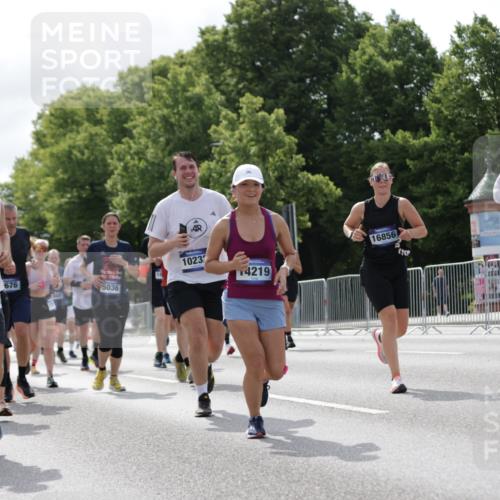 29.06.2025 - hella hamburg halbmarathon Jannik Wohlers http://msf.ph/oto/8154452 29.06.2025 10:16:14 Lombardsbrücke 1825, 2347, 2912, 3088, 3156, 3176, 3484, 3687, 4478, 5036, 5037, 6488, 6742, 6941, 7158, 7358, 8295, 8317, 8619, 8707, 8847, 8857, 9091, 9332, 9492, 9664, 9676, 10076, 10232, 10575, 11236, 11335, 11428, 11442, 11752, 12230, 12297, 12417, 12872, 12911, 13114, 13220, 13712, 13835, 13851, 13859, 14219, 14857, 15658, 15861, 16098, 16100, 16186, 16376, 16456, 16607, 16740, 16856, 17422, 17604, 17694, 17838, 17845, 17857, 17942 meine-sportfotos.de