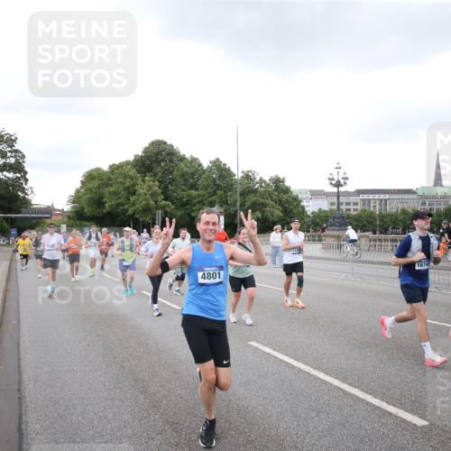 29.06.2025 - hella hamburg halbmarathon Jannik Wohlers http://msf.ph/oto/8154459 29.06.2025 10:53:24 Lombardsbrücke 1017, 1687, 1744, 1753, 2079, 2372, 3055, 4801, 5430, 5856, 5857, 5964, 6039, 6192, 6273, 6913, 6996, 7039, 7614, 7890, 8924, 9503, 9531, 9572, 9771, 11390, 11472, 11493, 12283, 12611, 13316, 13350, 14665, 14799, 14927, 15047, 15191, 15290, 15292, 15821, 15822, 16313, 16748, 17255, 17309, 17709, 18059, 18083, 18348, 18365, 18902 meine-sportfotos.de