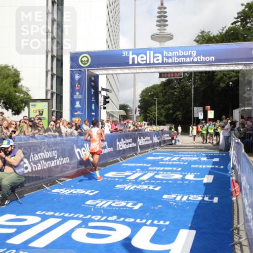 29.06.2025 - hella hamburg halbmarathon Michael Strokosch http://msf.ph/oto/8154467 29.06.2025 10:03:06 Ziel 9, 23 meine-sportfotos.de