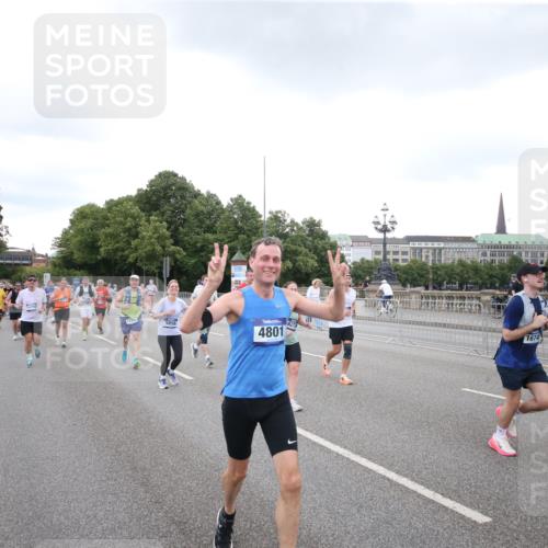 29.06.2025 - hella hamburg halbmarathon Jannik Wohlers http://msf.ph/oto/8154492 29.06.2025 10:53:24 Lombardsbrücke 1017, 1687, 1744, 1753, 2079, 2372, 3055, 4801, 5430, 5856, 5857, 5964, 6039, 6192, 6273, 6913, 6996, 7039, 7614, 7890, 8924, 9503, 9531, 9572, 9771, 11390, 11472, 11493, 12283, 12611, 13316, 13350, 14665, 14799, 14927, 15047, 15191, 15290, 15292, 15821, 15822, 16313, 16748, 17255, 17309, 17709, 18059, 18083, 18348, 18365, 18902 meine-sportfotos.de