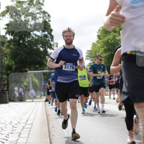 29.06.2025 - hella hamburg halbmarathon Jannik Wohlers http://msf.ph/oto/8154501 29.06.2025 10:16:17 Lombardsbrücke 1117, 1240, 1403, 1825, 2347, 2912, 3088, 3156, 3176, 3450, 3484, 3687, 4478, 5036, 5037, 6328, 6488, 6742, 6941, 6948, 7158, 7358, 8295, 8317, 8619, 8707, 8847, 8857, 9091, 9208, 9332, 9492, 9664, 9676, 9891, 10076, 10232, 10575, 11236, 11335, 11428, 11442, 12230, 12297, 12417, 12872, 12911, 13114, 13220, 13365, 13712, 13835, 13851, 13859, 14219, 14857, 15658, 15861, 16098, 16100, 16186, 16376, 16607, 16740, 16856, 17604, 17838, 17845, 17857, 18245 meine-sportfotos.de