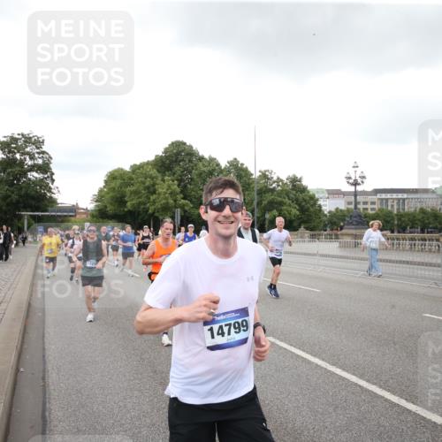 29.06.2025 - hella hamburg halbmarathon Jannik Wohlers http://msf.ph/oto/8154535 29.06.2025 10:53:28 Lombardsbrücke 1017, 1687, 1744, 1753, 1789, 2079, 2372, 2854, 3055, 3079, 3249, 3557, 4801, 5430, 5856, 5898, 5964, 6039, 6192, 6273, 7039, 7614, 8924, 9503, 9531, 9572, 9771, 11390, 11472, 11493, 12283, 12611, 13034, 13316, 13350, 13368, 14596, 14665, 14799, 15047, 15191, 15290, 15292, 15821, 15822, 16313, 16748, 16930, 17255, 17309, 18059, 18348, 18365, 18902, 19019 meine-sportfotos.de