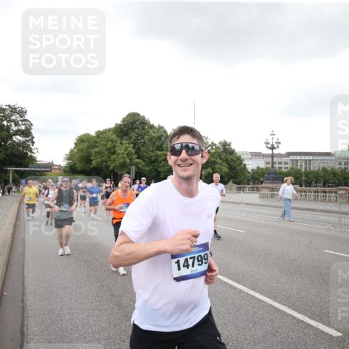 29.06.2025 - hella hamburg halbmarathon Jannik Wohlers http://msf.ph/oto/8154556 29.06.2025 10:53:28 Lombardsbrücke 1017, 1687, 1744, 1753, 1789, 2079, 2372, 2854, 3055, 3079, 3249, 3557, 4801, 5430, 5856, 5898, 5964, 6039, 6192, 6273, 7039, 7614, 8924, 9503, 9531, 9572, 9771, 11390, 11472, 11493, 12283, 12611, 13034, 13316, 13350, 13368, 14596, 14665, 14799, 15047, 15191, 15290, 15292, 15821, 15822, 16313, 16748, 16930, 17255, 17309, 18059, 18348, 18365, 18902, 19019 meine-sportfotos.de