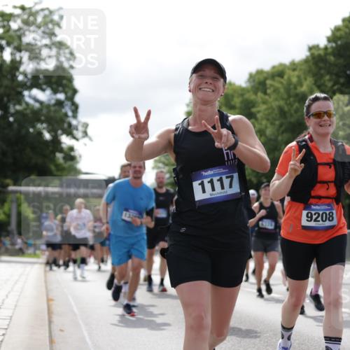 29.06.2025 - hella hamburg halbmarathon Jannik Wohlers http://msf.ph/oto/8154571 29.06.2025 10:16:24 Lombardsbrücke 1117, 1240, 1403, 1602, 1825, 2347, 2912, 3088, 3176, 3450, 5036, 5037, 6328, 6742, 6941, 6948, 7114, 7115, 7360, 7924, 8317, 8513, 8619, 8857, 9091, 9208, 9332, 9492, 9676, 9891, 10232, 10314, 10317, 10320, 10926, 11236, 11335, 11410, 11428, 11442, 12230, 12252, 12297, 12417, 12872, 13114, 13365, 13712, 13851, 13859, 14219, 14646, 15381, 15564, 15613, 15658, 15713, 15861, 16376, 16709, 16856, 17449, 17527, 17604, 17845, 17857, 18245 meine-sportfotos.de