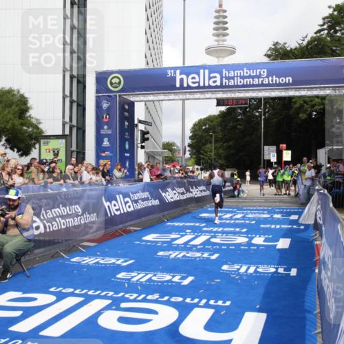 29.06.2025 - hella hamburg halbmarathon Michael Strokosch http://msf.ph/oto/8154608 29.06.2025 10:03:18 Ziel 16 meine-sportfotos.de