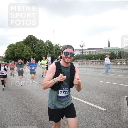 29.06.2025 - hella hamburg halbmarathon Jannik Wohlers http://msf.ph/oto/8154694 29.06.2025 10:53:30 Lombardsbrücke 1017, 1263, 1687, 1744, 1753, 1789, 2079, 2372, 2854, 3055, 3079, 3249, 3465, 3467, 3557, 4801, 5430, 5856, 5898, 5964, 6039, 6192, 6273, 6583, 7039, 7614, 8924, 9503, 9572, 9771, 11390, 11472, 11493, 11769, 12283, 12611, 13034, 13316, 13350, 13368, 14171, 14596, 14665, 14799, 15047, 15191, 15290, 15791, 16313, 16748, 16930, 17255, 17309, 17622, 18348, 18365, 18902, 19019 meine-sportfotos.de