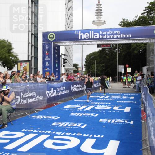 29.06.2025 - hella hamburg halbmarathon Michael Strokosch http://msf.ph/oto/8154704 29.06.2025 10:04:28 Ziel 8, 20, 59 meine-sportfotos.de