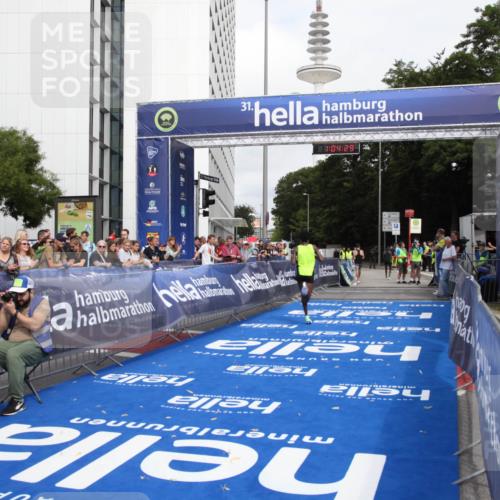 29.06.2025 - hella hamburg halbmarathon Michael Strokosch http://msf.ph/oto/8154726 29.06.2025 10:04:33 Ziel 58, 59 meine-sportfotos.de
