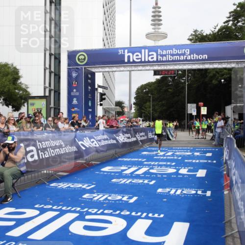 29.06.2025 - hella hamburg halbmarathon Michael Strokosch http://msf.ph/oto/8154740 29.06.2025 10:04:33 Ziel 58, 59 meine-sportfotos.de