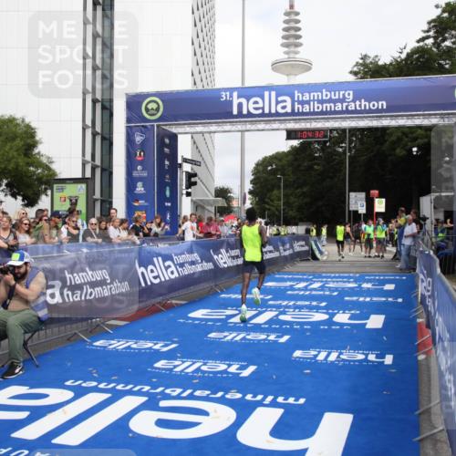 29.06.2025 - hella hamburg halbmarathon Michael Strokosch http://msf.ph/oto/8154752 29.06.2025 10:04:36 Ziel 58 meine-sportfotos.de