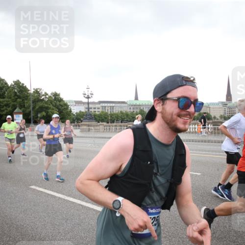 29.06.2025 - hella hamburg halbmarathon Jannik Wohlers http://msf.ph/oto/8154764 29.06.2025 10:53:30 Lombardsbrücke 1017, 1263, 1687, 1744, 1753, 1789, 2079, 2372, 2854, 3055, 3079, 3249, 3465, 3467, 3557, 4801, 5430, 5856, 5898, 5964, 6039, 6192, 6273, 6583, 7039, 7614, 8924, 9503, 9572, 9771, 11390, 11472, 11493, 11769, 12283, 12611, 13034, 13316, 13350, 13368, 14171, 14596, 14665, 14799, 15047, 15191, 15290, 15791, 16313, 16748, 16930, 17255, 17309, 17622, 18348, 18365, 18902, 19019 meine-sportfotos.de