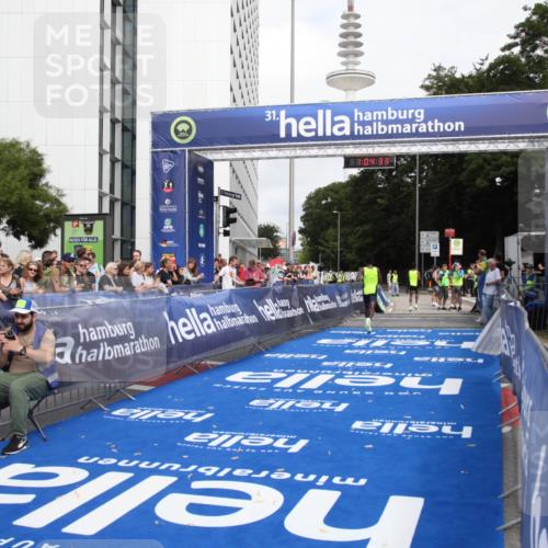 29.06.2025 - hella hamburg halbmarathon Michael Strokosch http://msf.ph/oto/8154792 29.06.2025 10:04:37 Ziel 58 meine-sportfotos.de