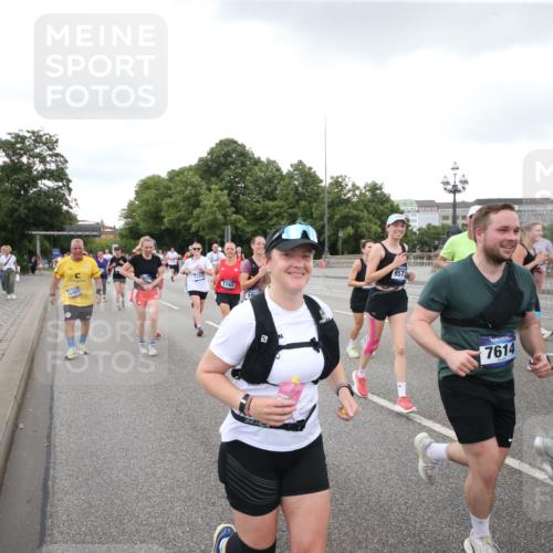 29.06.2025 - hella hamburg halbmarathon Jannik Wohlers http://msf.ph/oto/8154813 29.06.2025 10:53:32 Lombardsbrücke 1017, 1263, 1687, 1744, 1753, 1789, 2079, 2372, 2854, 3055, 3079, 3249, 3465, 3467, 3557, 4801, 4838, 5430, 5856, 5898, 5964, 6039, 6192, 6273, 6583, 7614, 8924, 9138, 9503, 9572, 11390, 11472, 11769, 12283, 12611, 13034, 13350, 13368, 14171, 14596, 14665, 14799, 15047, 15191, 15290, 15791, 16313, 16748, 16930, 17255, 17309, 17487, 17622, 18348, 18365, 18904, 19019 meine-sportfotos.de