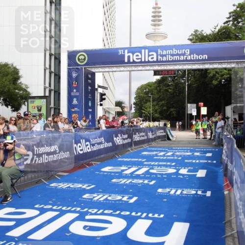 29.06.2025 - hella hamburg halbmarathon Michael Strokosch http://msf.ph/oto/8154824 29.06.2025 10:05:12 Ziel 21, 20052, 20518 meine-sportfotos.de