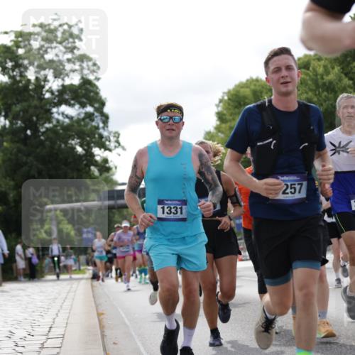 29.06.2025 - hella hamburg halbmarathon Jannik Wohlers http://msf.ph/oto/8154844 29.06.2025 10:16:36 Lombardsbrücke 1117, 1137, 1240, 1298, 1331, 1348, 1403, 1553, 1602, 2225, 2908, 3210, 3450, 3622, 5929, 5930, 5995, 6328, 6948, 7114, 7115, 7257, 7345, 7360, 7376, 7924, 7928, 8263, 8513, 8983, 9208, 9647, 9891, 10165, 10314, 10317, 10320, 10735, 10926, 11410, 12043, 12252, 12289, 12640, 13206, 13365, 13605, 14597, 14646, 15140, 15381, 15564, 15613, 15713, 16447, 16459, 16704, 16709, 17010, 17449, 17527, 17661, 17741, 17984, 18245, 18571 meine-sportfotos.de
